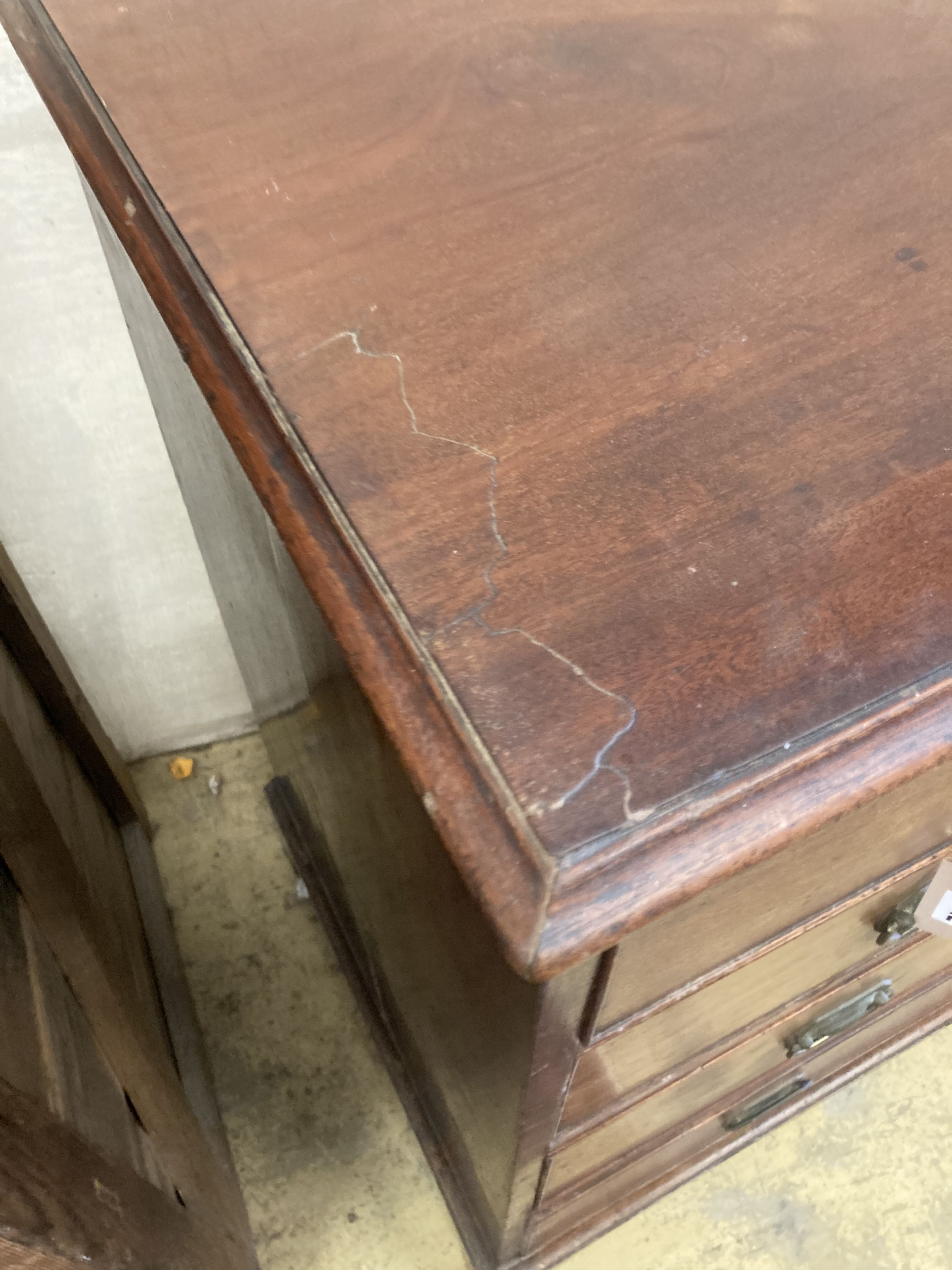 A George III mahogany chest of drawers, width 95cm, depth 53cm, height 97cm